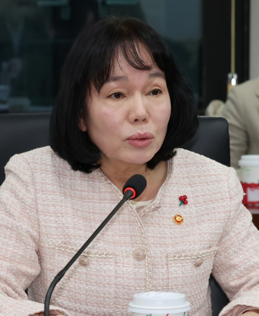 송경희 개인정보보호위원회 위원장이 지난 6일 오후 서울 종로구 정부서울청사에서 ISMS-P 인증 개선 관련 회의를 하고 있다./사진=뉴스1 