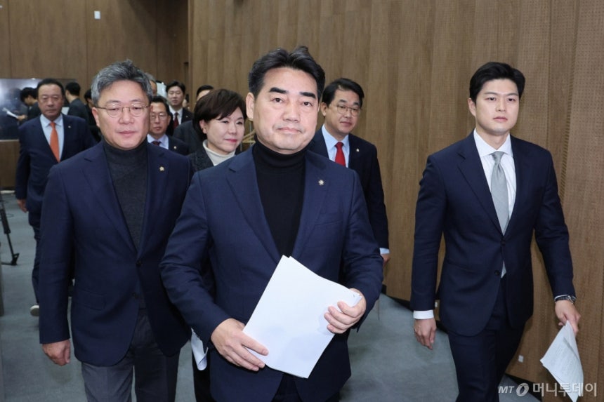 (서울=뉴스1) 신웅수 기자 = 이성권 의원을 비롯한 국민의힘 초·재선 의원들이 3일 서울 여의도 국회 소통관에서 가진 비상계엄 1년 성찰과 반성 기자회견에 참석하고 있다.2025.12.3/뉴스1 Copyrigh