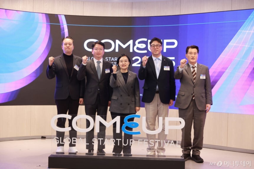 (서울=뉴스1) = 한성숙 중소벤처기업부 장관이 20일 서울 강남구 글로벌스타트업센터(GSC)에서 열린 '컴업 2025' 미디어데이에서 이정민 벤처기업협회 사무총장,김학균 한국벤처캐피탈협회장,<a href=