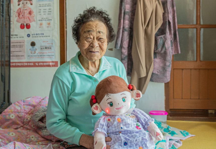 미국 CNN이 'AI(인공지능) 인형'을 활용한 한국의 독거노인 돌봄 시스템을 집중 보도했다./사진=CNN