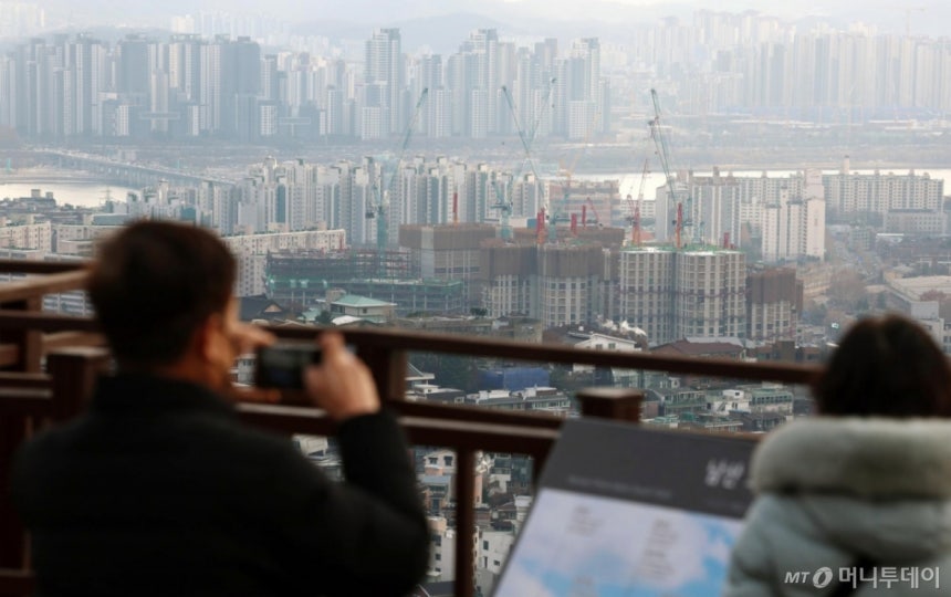 [서울=뉴시스] 조성우 기자 = 서울 강남 3구(강남·서초·송파)와 용산구가 토지거래허가구역으로 확대 지정된 후 신고가 거래 비율이 오히려 높아진 것으로 나타난 9일 오후 서울 남산에서 강남과 용산 일대 아파트 단지