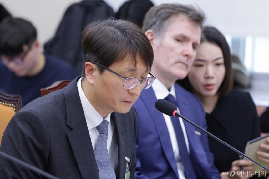 (서울=뉴스1) 신웅수 기자 = 박대준 쿠팡 대표이사가 3일 서울 여의도 국회 정무위원회에서 열린 쿠팡 개인정보 유출 관련 현안질의에서 인사하고 있다.2025.12.3/뉴스1 Copyright (C) 뉴스1.A