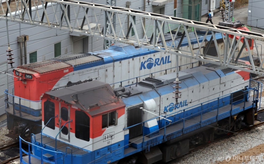 [서울=뉴시스] 최진석 기자 = 전국철도노동조합 총파업을 하루 앞둔 10일 서울 한 코레일차량사업소에 기관차가 정차해 있다.전국철도노동조합은 임금교섭 결렬에 따라 11일 오전 9시부터 무기한 총파업에 돌입하겠다고