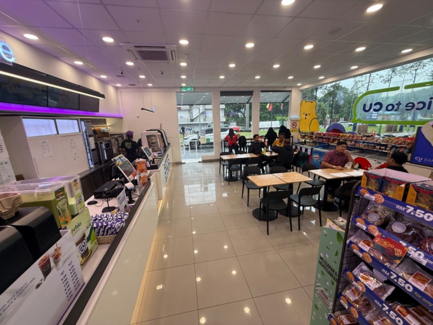 쿠알라룸푸르 반다르툰라자크 퍼마이수리 호수공원 인근에 위치한 'CU 패트론 반다르 스리 퍼마이수리점'.20명이 앉을 수 있도록 2인 테이블 16개와 1인테이블 4개가 마련돼 있다.매장의 약 40%가 취식을 위한 