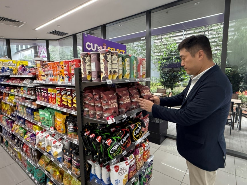 정현석 BGF리테일 말레이시아 특별팀(TF)장이 점포에 진열된 한국상품을 살펴보고 있다./사진=김민우 기자