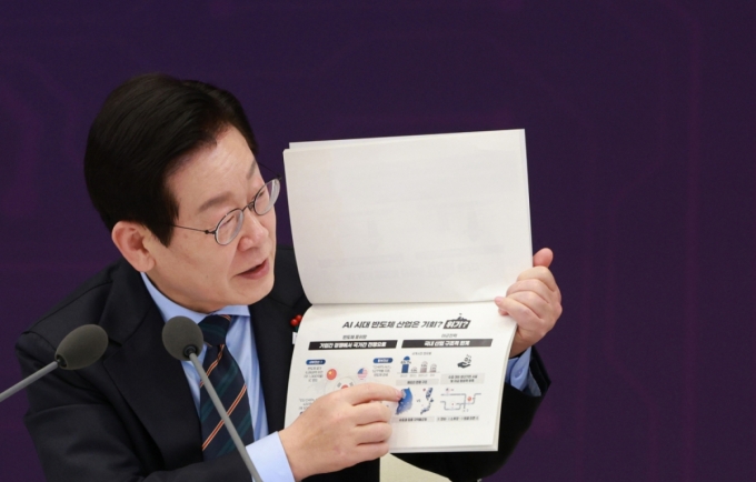 이재명 대통령이 10일 서울 용산 대통령실 청사에서 열린 AI 시대의 K-반도체 비전과 육성전략 보고회에서 발언하고 있다./사진제공=뉴시스