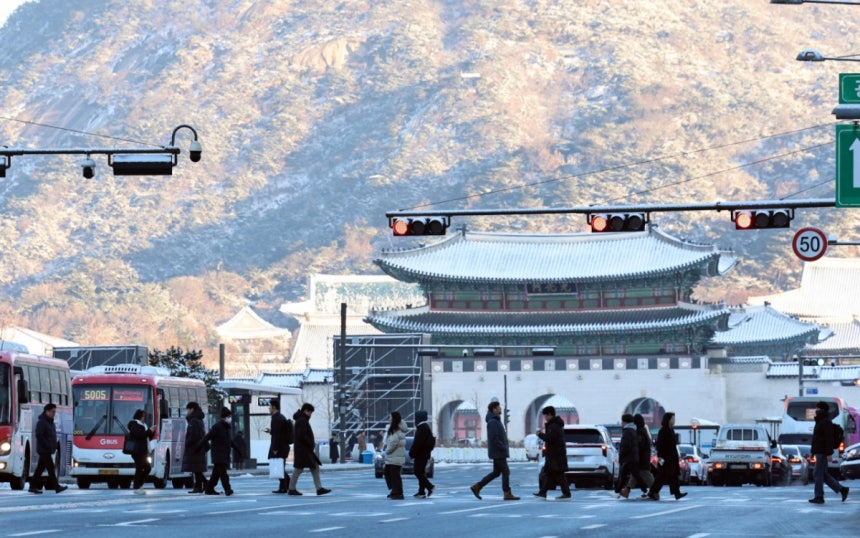 지난 5일 오전 시민들이 눈 내린 서울 광화문 앞을 지나고 있다./사진=뉴스1 