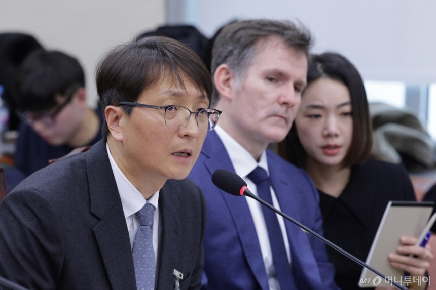 박대준 쿠팡 한국법인 대표이사(왼쪽)가 지난 3일 국회 정무위원회 현안질의에서 의원 질의에 답변하고 있다./사진=뉴스1