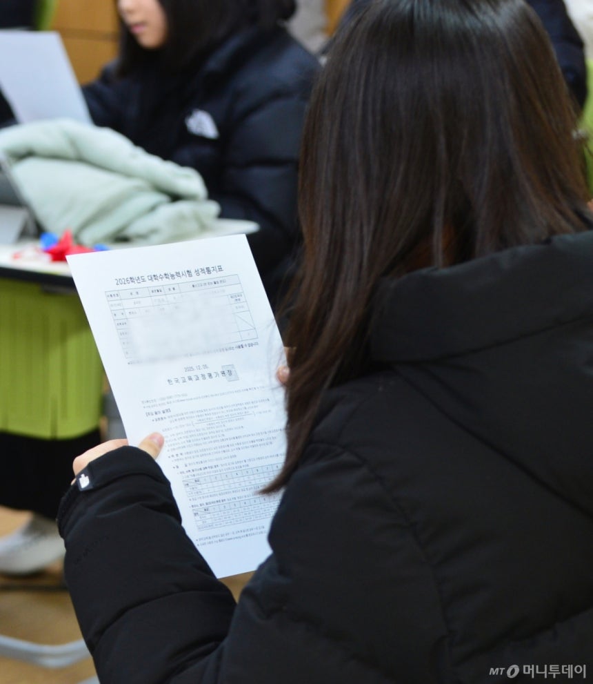 [청주=뉴시스] 서주영 기자 = 5일 충북 청주시 일신여자고등학교에서 한 학생이 배부받은 수능 성적표를 확인하고 있다.2025.12.05./사진=서주영