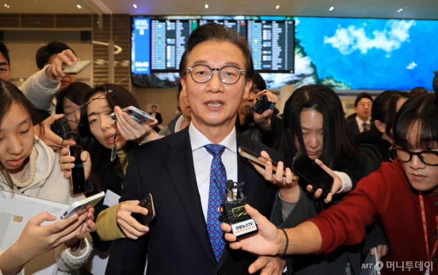 통일교로부터 금품을 수수했다는 의혹이 제기된 전재수 해양수산부 장관이 11일 오전 인천국제공항 제2여객터미널을 통해 귀국한 뒤 차량으로 이동하고 있다./사진=뉴시스.