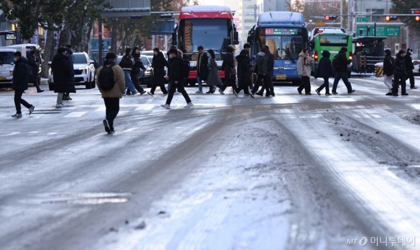 (서울=뉴스1) 구윤성 기자 = 폭설 후 한파로 도로 곳곳이 얼어붙은 5일 오전 서울 종로일대 도로에 눈이 쌓여 있다.2025.12.5/뉴스1 Copyright (C) 뉴스1.All rights reserved