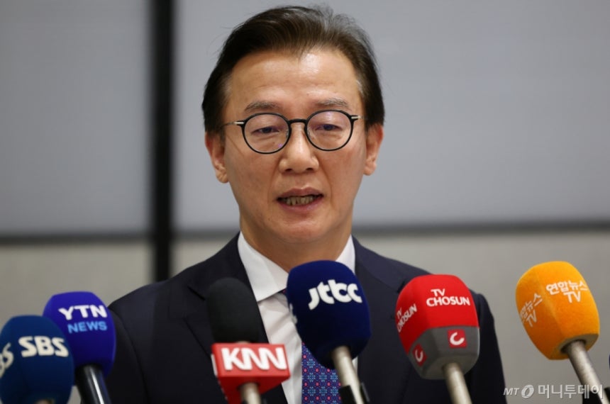 [인천공항=뉴시스] 조성우 기자 = 통일교로부터 금품을 수수했다는 의혹이 제기된 전재수 해양수산부 장관이 11일 오전 인천국제공항 제2여객터미널을 통해 귀국해 의혹 관련 입장을 밝