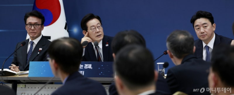 세종 찾은 <b>이재명</b> 대통령, 비서실장에 "훈식이형, 땅 산 것 아녀?"