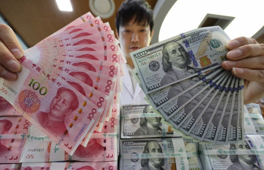 서울 중구 하나은행 위변조대응센터에서 직원이 미국 달러와 위안화를 정리하고 있다./사진=뉴스1 