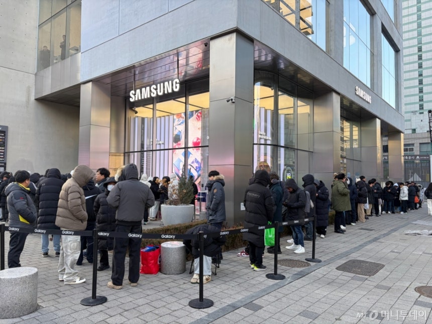 '갤럭시 Z 트라이폴드' 첫 출시일인 12일 오전 9시부터 삼성 강남 매장 앞은 구매하려는 사람들로 북적였다./사진=윤지혜 기자
