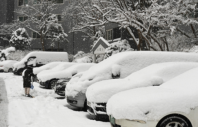 오는 13일 중부지방을 중심으로 대설특보 수준의 많은 눈이 예고됐다.기상청은 오는 13일 늦은 오후부터는 경기북부와 남동부,<a href=
