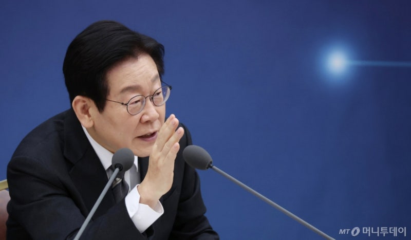 이재명 대통령 "<b>개인정보 유출</b>시 '회사 망한다' 생각…과징금 높여야"