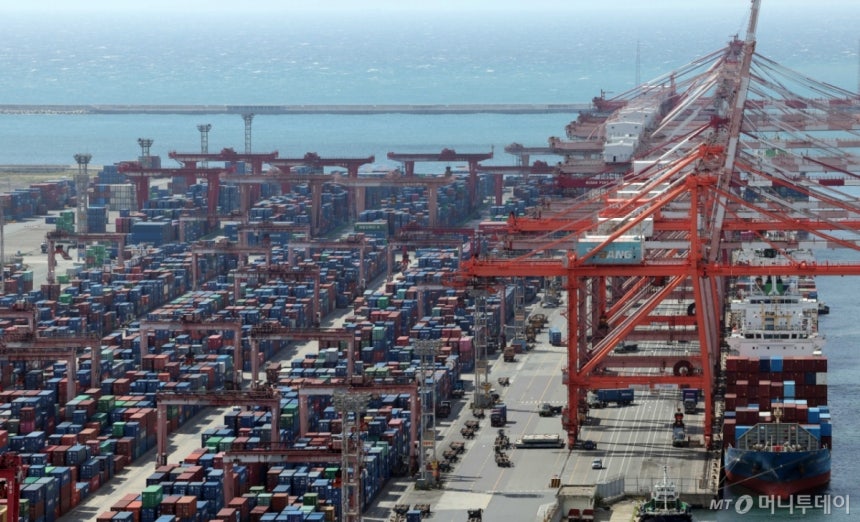 부산 남구 신선대 부두 야적장에 수출입 컨테이너가 쌓여 있다./사진=뉴시스 /사진=하경민