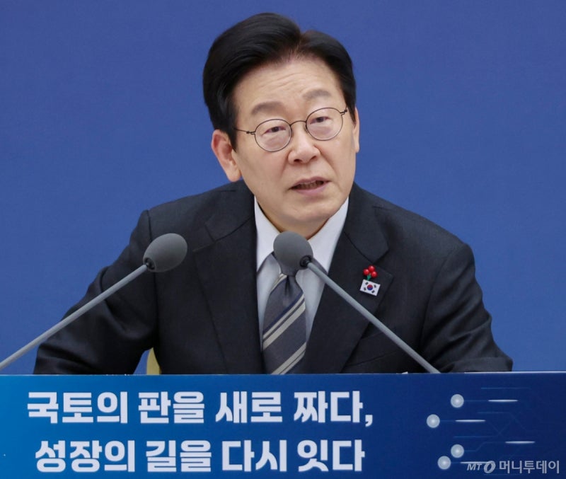 이재명 대통령 "<b>공공 임대 주택</b>, <b>역세권</b> 좋은 곳에 하라"