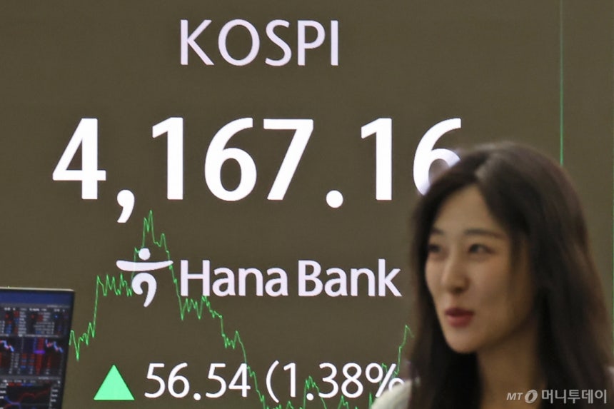 (서울=뉴스1) 장수영 기자 = 12일 오후 서울 중구 하나은행 딜링룸 전광판에 코스피종가가 표시되고 있다.코스피는 전일 대비 56.54p(1.38%) 상승한 4167.16으로,<a href=
