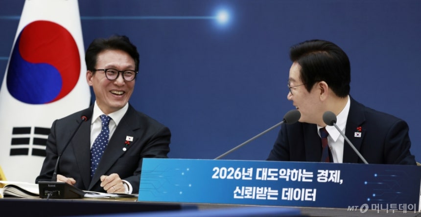 [세종=뉴시스] 최동준 기자 = 이재명 대통령이 11일 세종시 정부세종컨벤션센터에서 열린 '2026년 대도약하는 경제, 신뢰받는 데이터' 기획재정부(국세청·관세청·조달청)-국가데이터처 업무보고에서 발언하고 있다. 왼