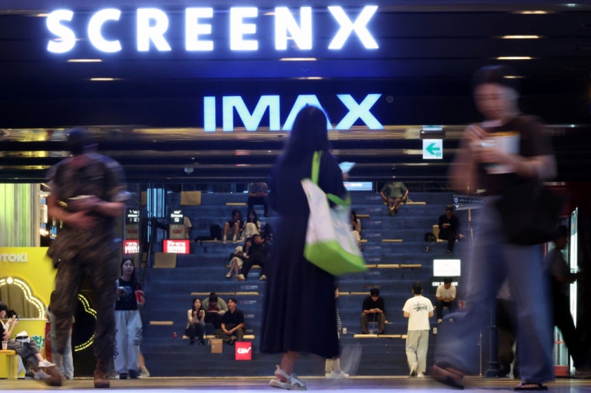 지난 9월 8일 서울의 한 영화관에서 관람객들이 상영관으로 향하고 있다. / 사진 = 뉴스1