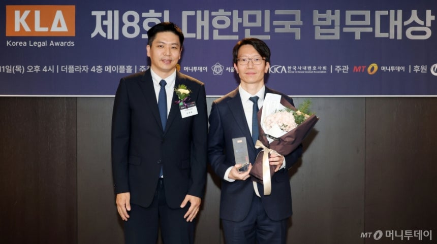 11일 서울 중구 더플라자 호텔에서 열린 '제8회 대한민국 법무대상'에서 이재환 한국사내변호사회 회장과 법률구조대상을 수상한 대한법률구조공단 신지식 변호사가 기념촬영을 하고 있다./사진=김창현 기자