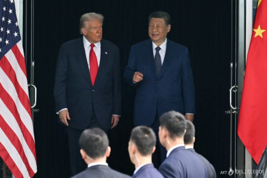 (부산 AFP=뉴스1) 강민경 기자 = 도널드 트럼프 미국 대통령과 시진핑 중국 국가주석이 30일 부산 김해국제공항 옆 김해 공군기지에서 회담한 뒤 함께 나오고 있다.2025.10.30 ⓒ AFP=뉴스1 Cop