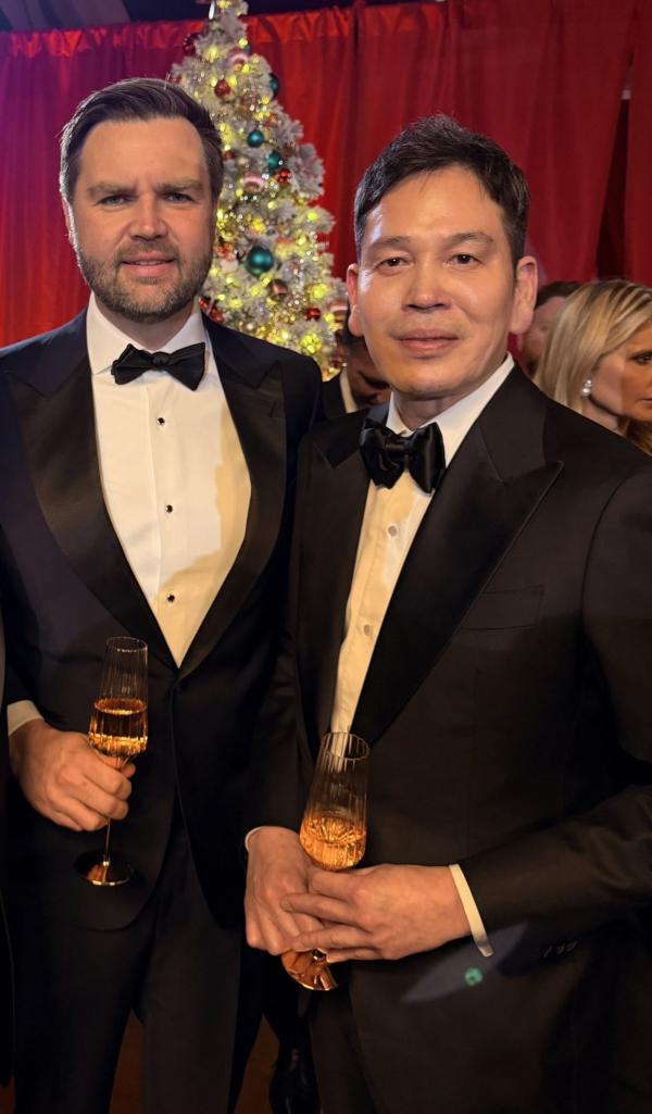 지난 12일(현지 시각) 미국 워싱턴 D.C.소재 J.D.밴스 미국 부통령 관저에서 열린 성탄절 만찬에서 정용진 신세계그룹 회장(오른쪽)과 J.D.밴스 미국 부통령이 기념사진을 촬영하는 모습/사진=신세계그룹 