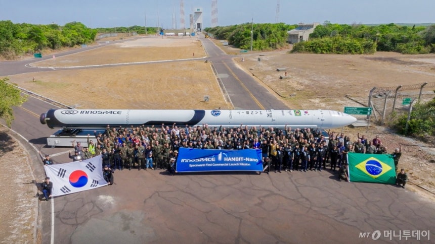 이노스페이스 스페이스워드(SPACEWARD) 발사 캠페인 현장인 브라질 알칸타라 우주센터에서 이노스페이스 임직원을 비롯해 브라질 공군이 기념 사진을 촬영하고 있다./사진=이노스페이스 