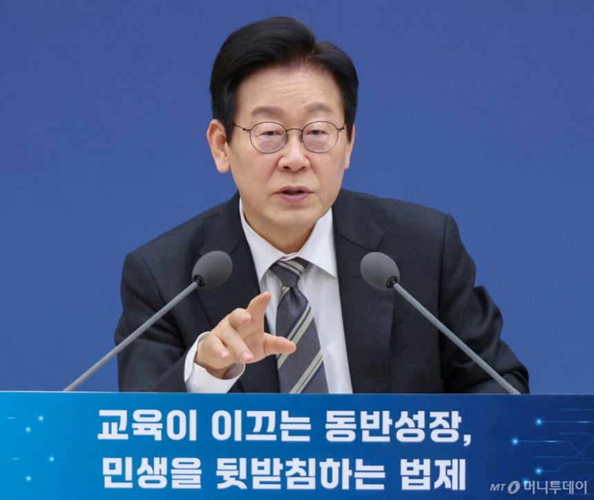 [세종=뉴시스] 최동준 기자 = 이재명 대통령이 12일 세종시 정부세종컨벤션센터에서 열린 교육부·국가교육위원회·법제처 업무보고에서 발언하고 있다. (대통령실통신사진기자단) 2025.12.12. photocdj@new