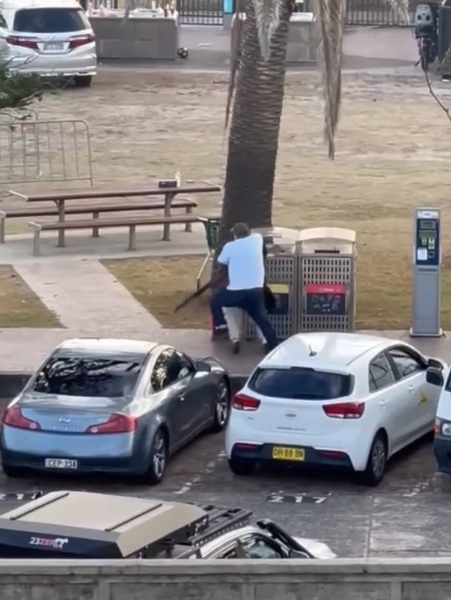 본다이 비치 총격 사고 현장에서 총격범에게 달려들어 총기를 빼앗는 한 남성의 모습이 카메라에 포착됐다./사진=X 갈무리