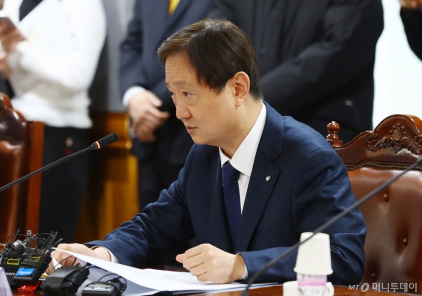 이찬진 금융감독원장이 10일 오후 서울 중구 은행회관에서 열린 금융감독원장-금융지주회장 간담회에서 인사말을 하고 있다.2025.12.10./사진=뉴시스 /사진=