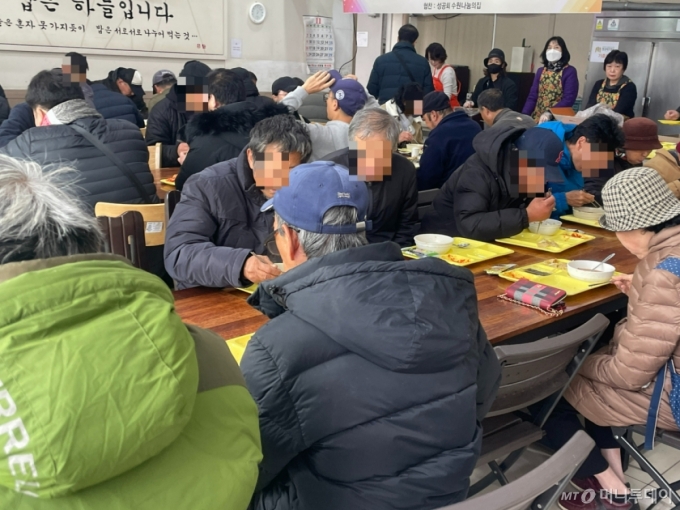 경기 수원 팔달구 수원역 일대에 위치한 무료급식소 '정나눔터'에서 만난 김기춘씨(70) 뒷모습.김씨는 이곳에서 하루 세끼 식사를 해결한다./사진=김서현 기자.
