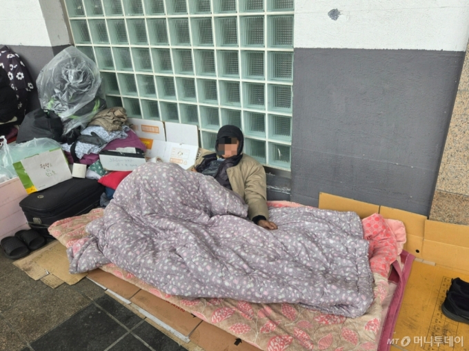 수원역 앞에서 노숙 중인 이수길씨(62)의 모습.이씨는 갑작스레 찾아온 퇴행성 관절염으로 인해 거동이 원활하지 않은 상태다./사진=김서현 기자.