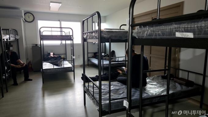 경기 수원 팔달구 수원역 일대에 위치한 노숙인 임시보호소 모습.수원다시서기 종합지원센터에서 운영하는 보호소는 내국인 대상이지만,<a href=