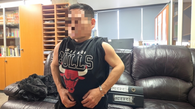 김종씨(46)는 척추가 어그러진 상태로 태어났다.키도 자라지 않고 가슴이 튀어나와 일을 구하는 과정에서 제약을 겪었다./사진=김서현 기자.