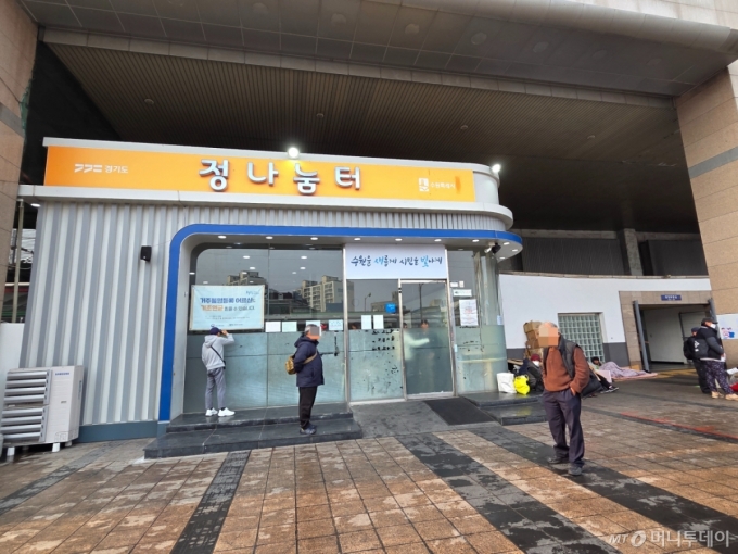 경기 수원 팔달구 수원역 일대에 위치한 무료급식소 모습.수원역 일대에서 생활하는 내·외국인 노숙인들이 이곳에서 무료 급식을 제공받는다./사진=김서현 기자.