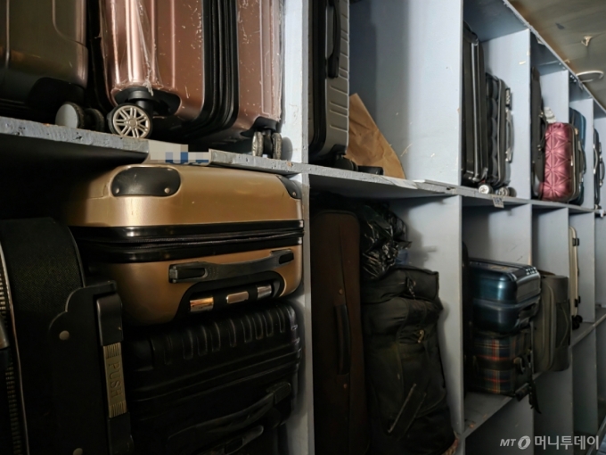 서울 구로구 중국동포교회는 외국인 노숙인 40여명을 대상으로 숙식을 제공한다.사진은 노숙인들의 짐이 놓여있는 모습./사진=김서현 기자.