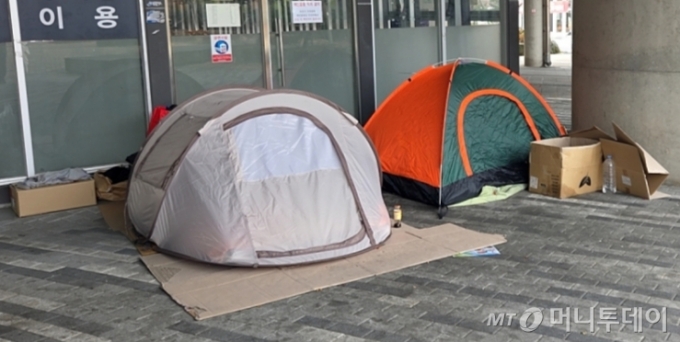 지난달 25일 수원역 일대에 노숙인들이 묵는 텐트가 놓인 모습./사진=김서현 기자.
