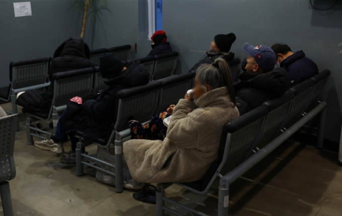 2025년 2월6일 서울 중구 서울특별시립 다시서기서울역희망지원센터를 찾은 노숙인들이 몸을 녹이고 있다.기사 내용과 무관함./사진=뉴시스.