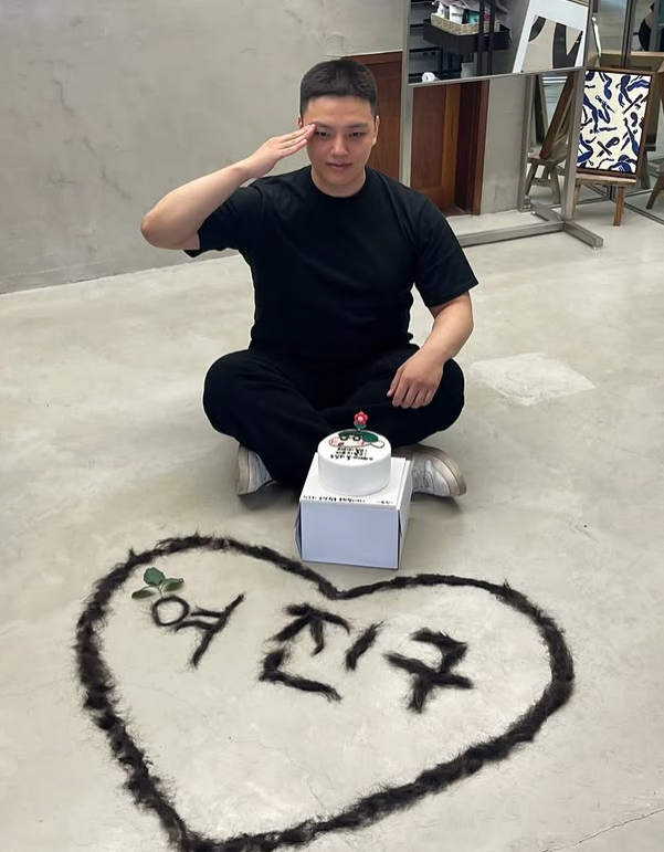 <b>여진구</b>, 오늘(15일) <b>카투사 입대</b>…짧게 자른 머리로 '경례'