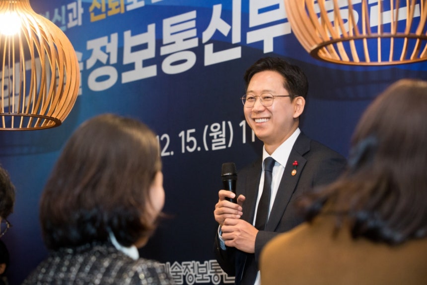 배경훈 부총리 겸 과학기술정보통신부 장관이 15일 오전 세종특별자치시 정부세종청사 인근 식당에서 열린 '과학기술정보통신부 기자간담회' 에서 기자들과 질의응답을 하고 있다./사진=과기정통부 