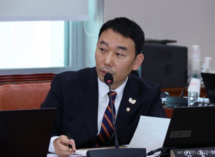 [서울=뉴시스] 김금보 기자 = 김용민 더불어민주당 의원이 20일 서울 여의도 국회에서 열린 법제사법위원회 국정감사에서 질의를 하고 있다. 2025.10.20. kgb@newsis.com /사진=김금보