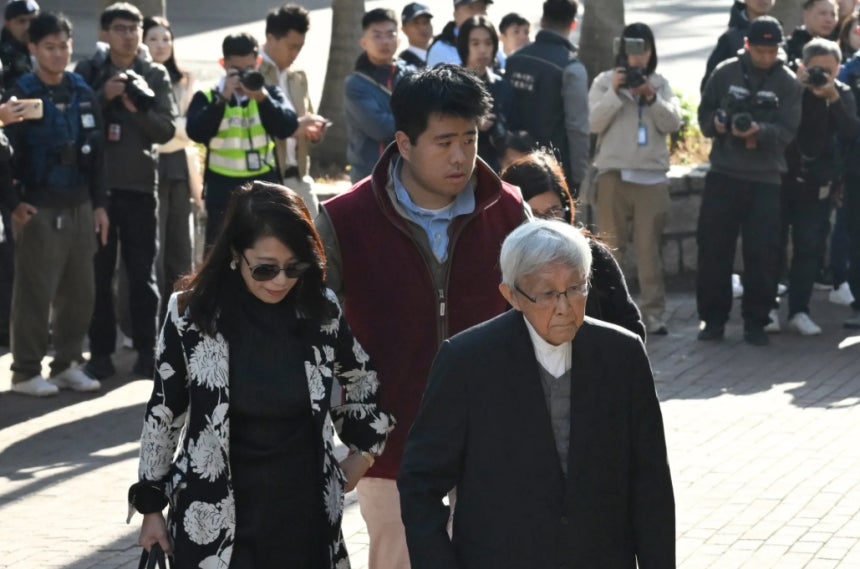 15일 빈과일보 창업자인 지미 라이의 아내와 아들이 요셉 젠 추기경과 함께 지미 라이의 국가보안법 위반 혐의 재판에 참석하고 있다./사진=블룸버그