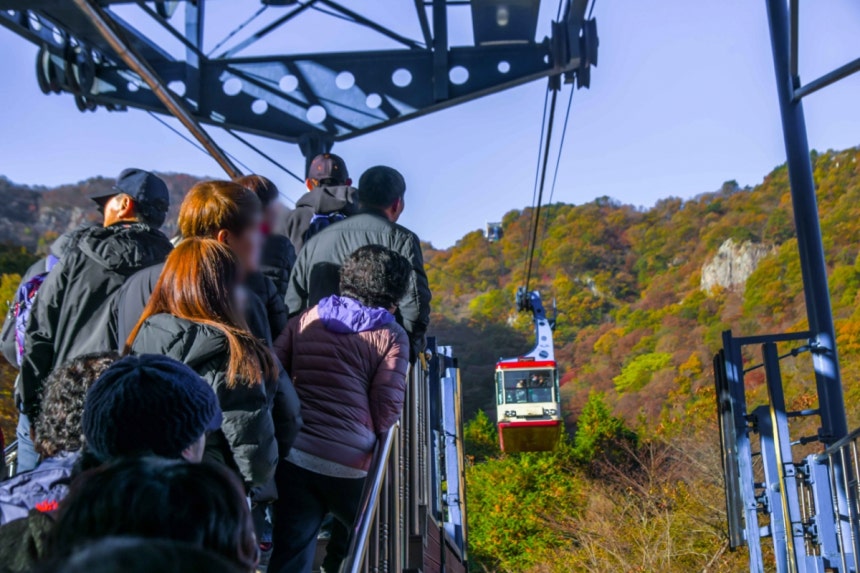 내장산 케이블카를 타기 위해 기다리고 있는 여행객들./ 사진 = 한국관광공사 제공