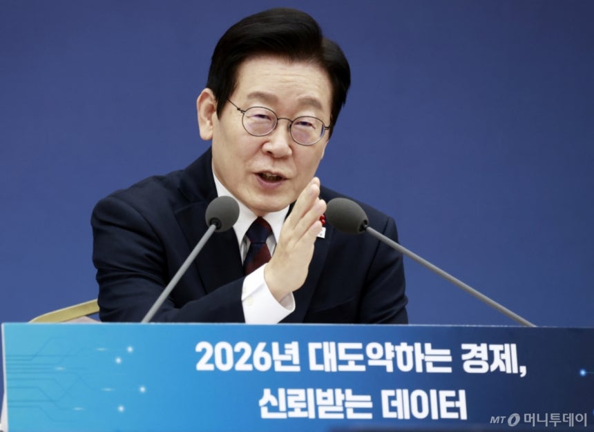 [세종=뉴시스] 최동준 기자 = 이재명 대통령이 11일 세종시 정부세종컨벤션센터에서 열린 '2026년 대도약하는 경제, 신뢰받는 데이터' 기획재정부(국세청·관세청·조달청)-국가데이