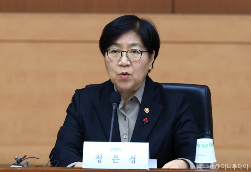 (서울=뉴스1) 임세영 기자 = 정은경 보건복지부 장관이 15일 서울 종로구 정부서울청사 별관 국제회의실에서 열린 제7차 국민연금기금운용위원회 회의에서 발언을 하고 있다.2025.12.15/뉴스1 Copyrigh