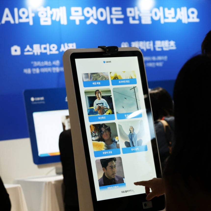 지난 4일 서울 강남구 코엑스에서 열린 'AI 콘텐츠 페스티벌 2025'에서 방문객들이 다양한 인공지능(AI) 콘텐츠를 체험하고 있다./사진=뉴스1 