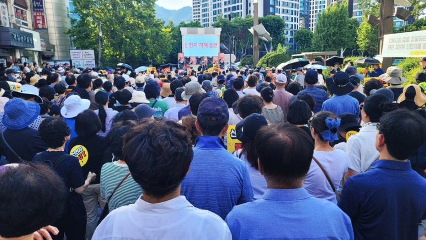 [과천=뉴시스] 박종대 기자 = 12일 오후 경기 과천중앙공원에서 열린 '신천지 예배시설 용도변경 반대 집회'에서 시민들이 무대 앞에 모여 신천지 피해자의 증언을 듣고 있다.이날 집회에는 약 1000여 명이 참석해